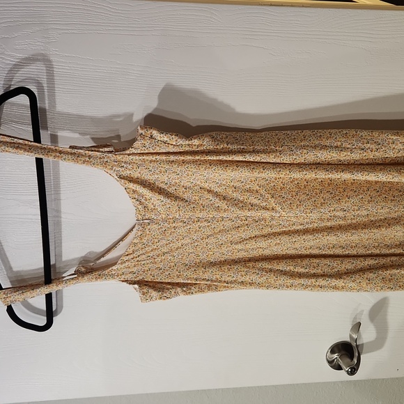 Adorable floral yellow dress with adjustable tie straps and zipper - Picture 2 of 8